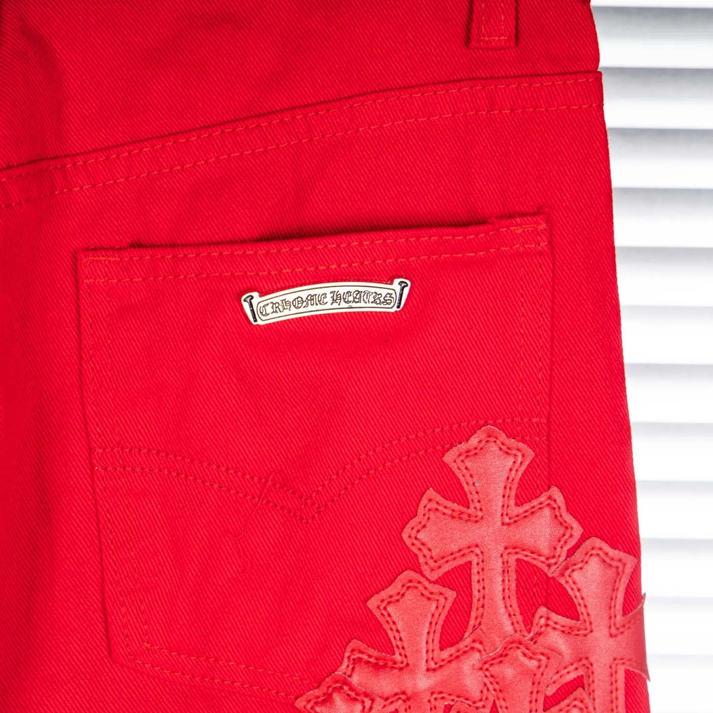 P260 CHROME HEARTS 25ss dopamine Chinese red cross leather washed jeans - Full of exploring the ultimate in fashion, Chrome Hearts' new Chrome Hearts pants not only present a unique style, but the fresh ice blue color looks particularly youthful and energetic. The mid-high waist design is paired with a lazy and casual style, which not only shows long legs but also maintains a casual feel. It is a must-have fashion choice for trendy men and trendy women. Style No.: 1789 Color: Dopamine Red Size: 28 30 32 34